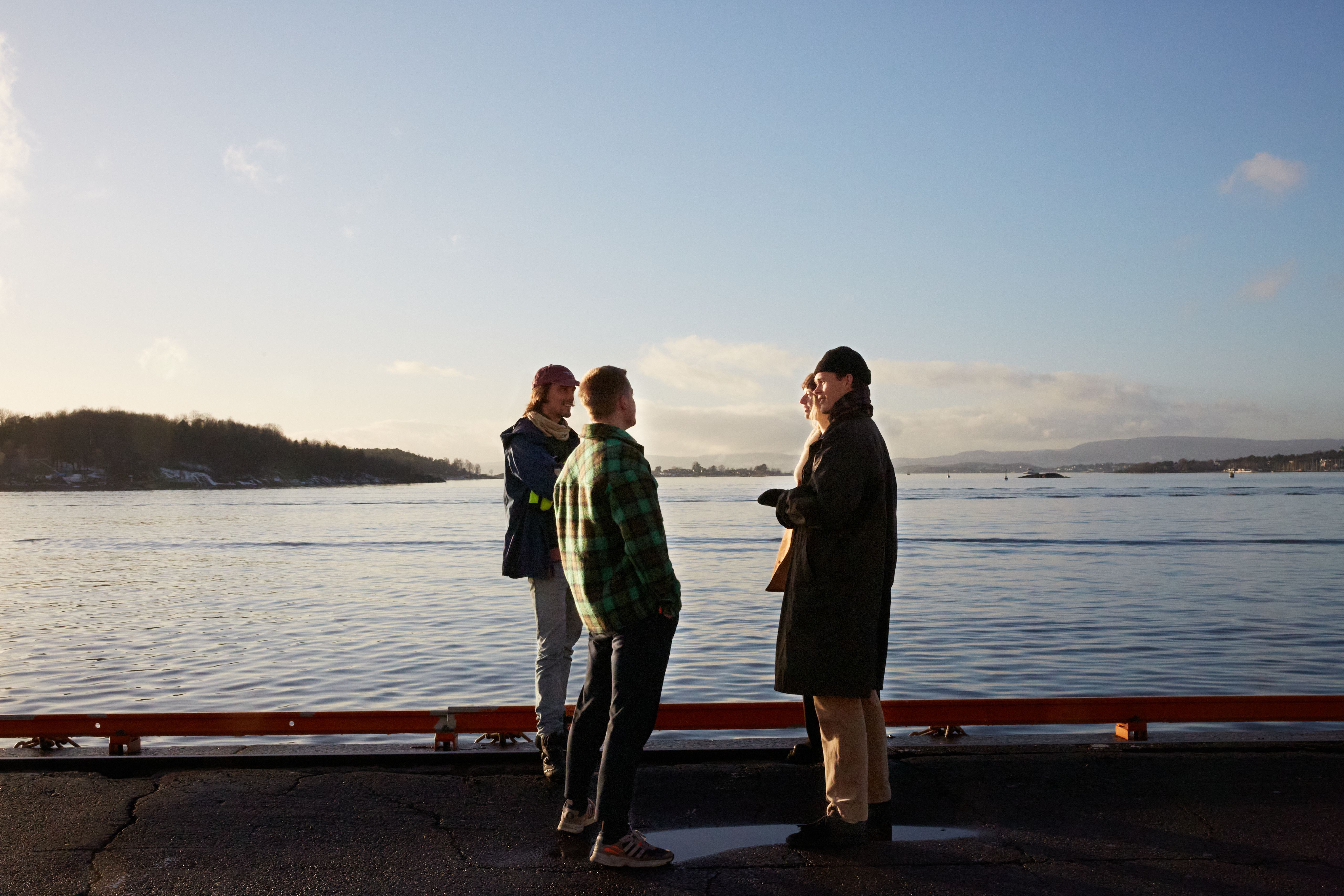 Bekkere i en samtale utenfor skur 39. Foto.