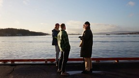 Bekkere i en samtale utenfor skur 39. Foto.