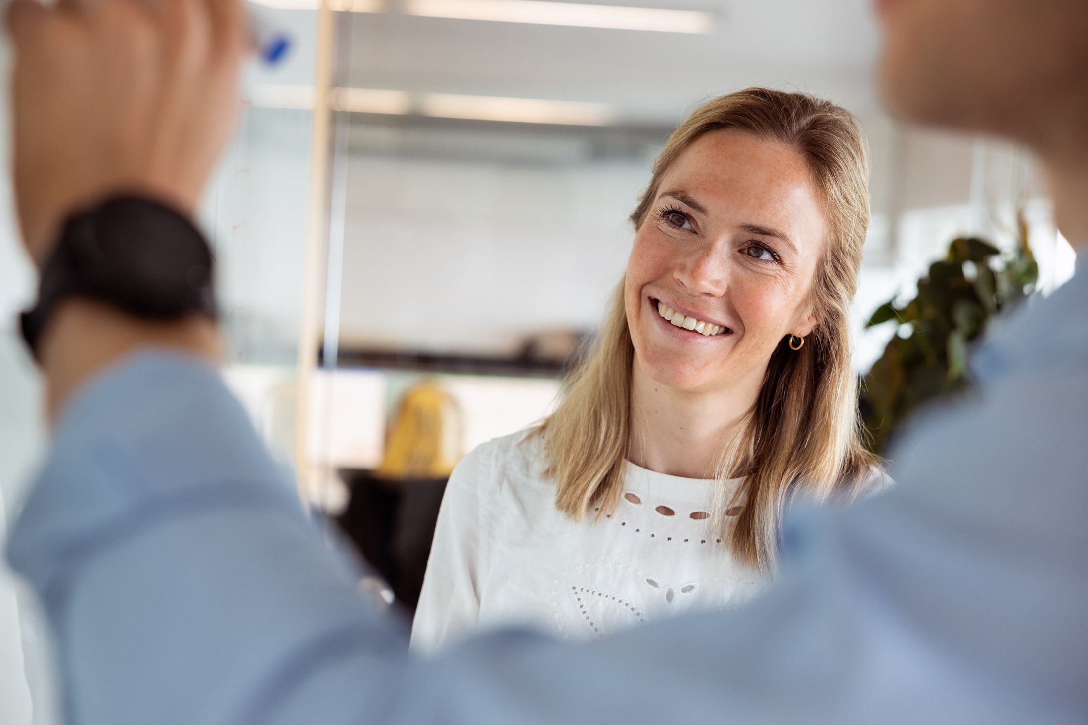 Forretningsrådgiver skriver på tavle. Foto.