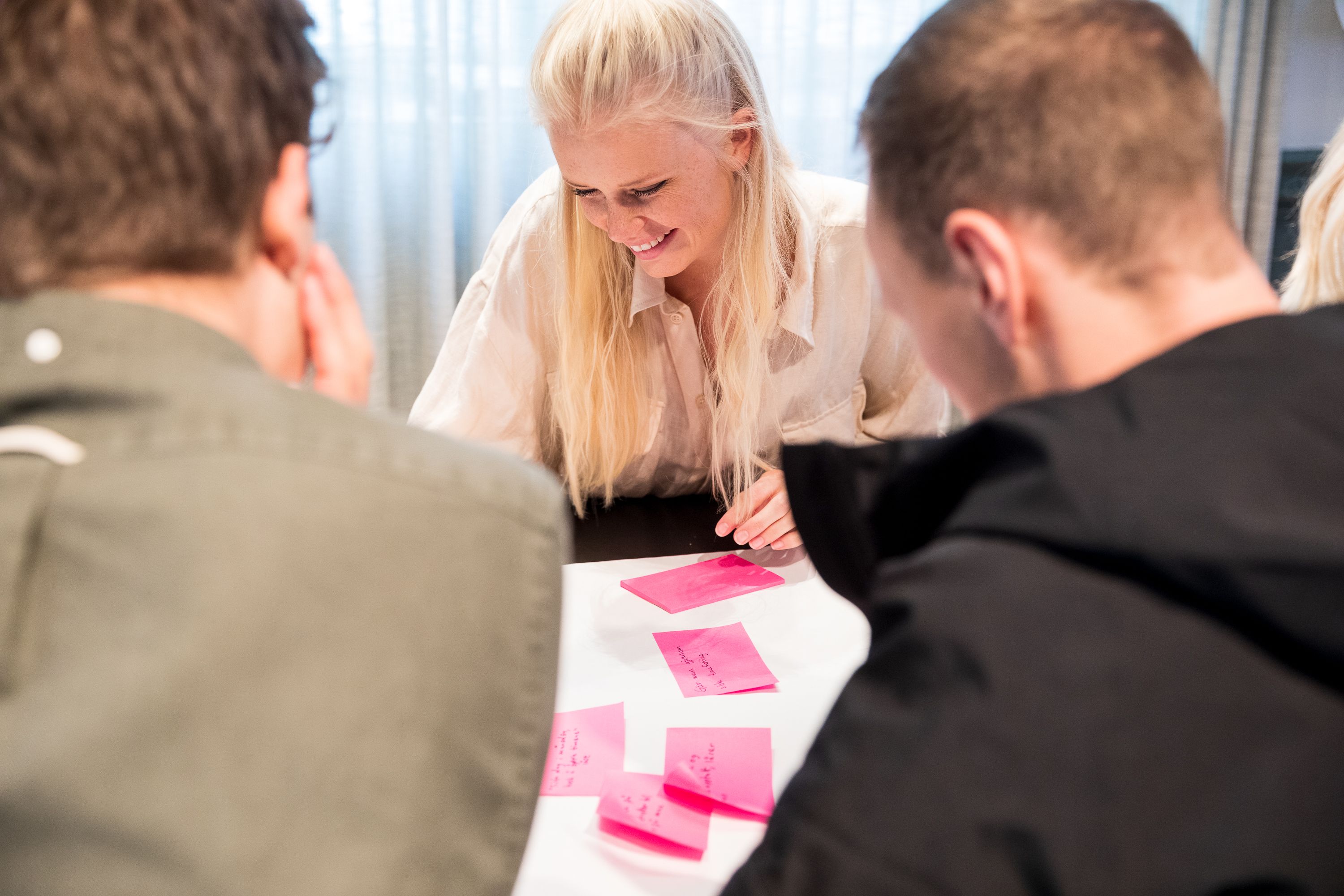 Bekkere i en workshop med post-it lapper. Foto.