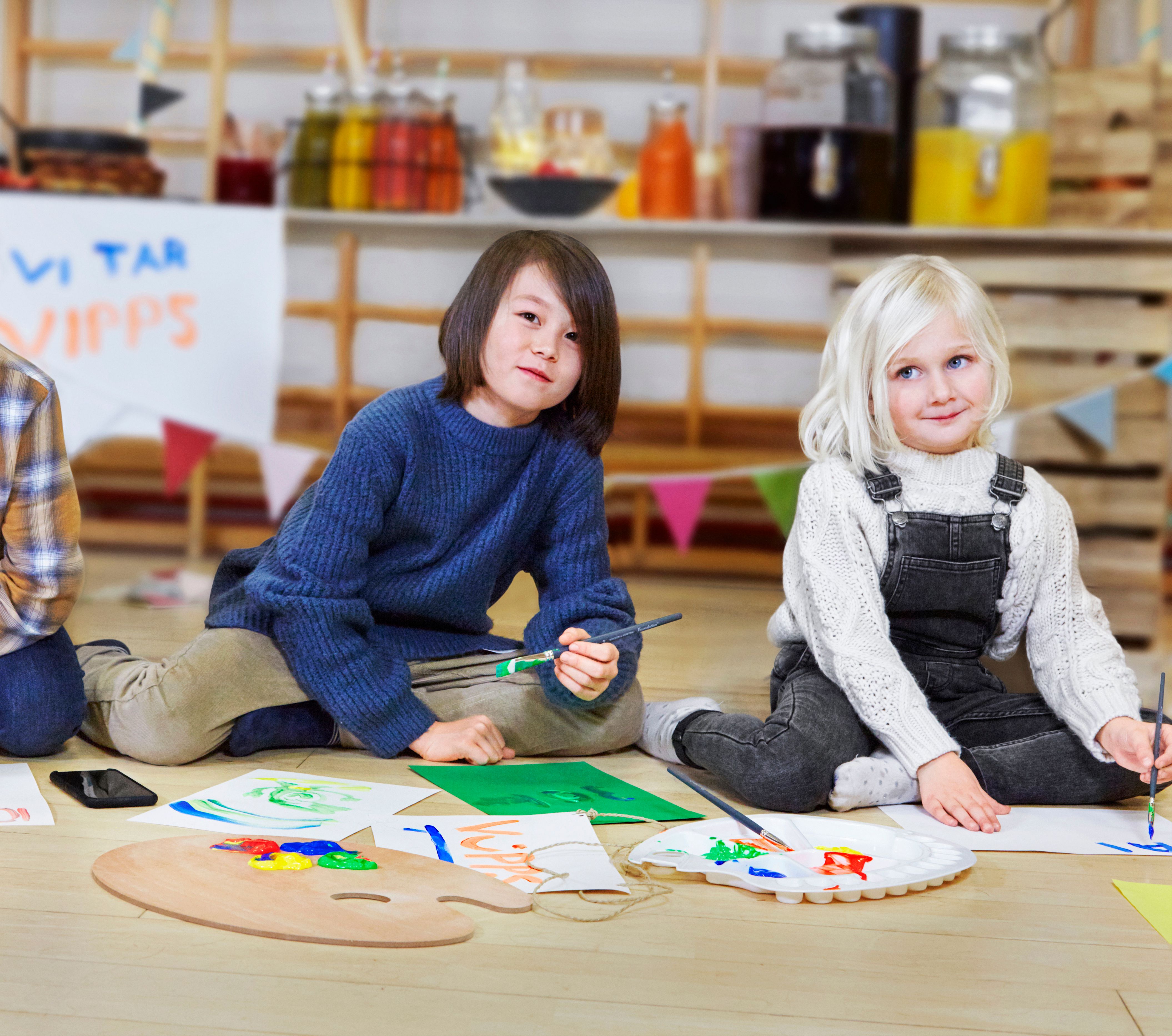 Barn som lager skilt til vaffelsalg. Foto. Kreditering: Vipps