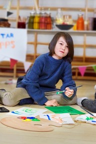 Barn som lager skilt til vaffelsalg. Foto. Kreditering: Vipps