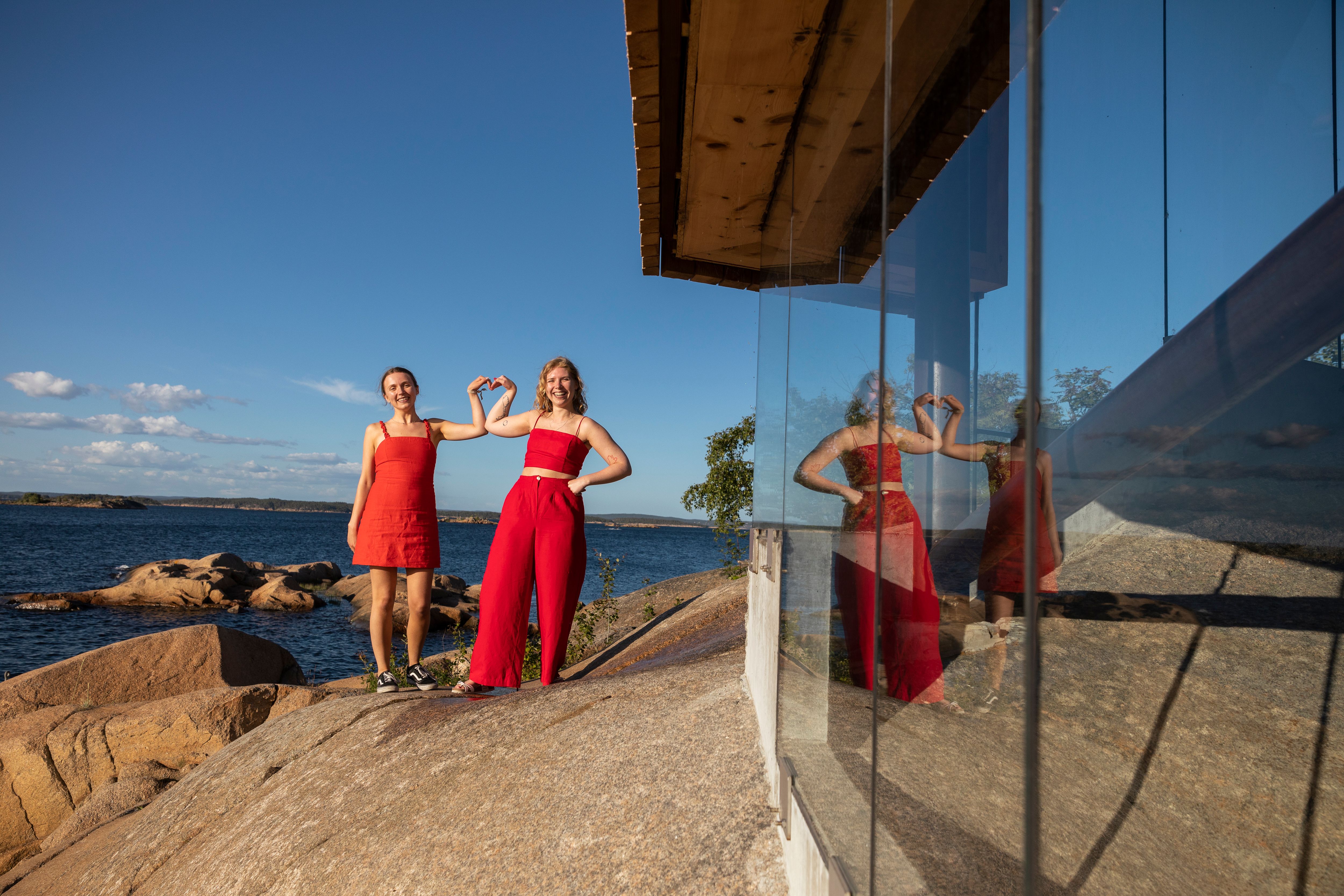 To bekkere holder hender. Foto.