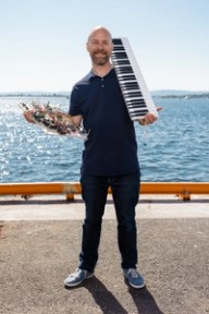 Joakim viser frem sitt hobbyprosjekt. Foto.