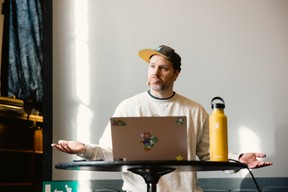 Bekker holder foredrag. Foto.