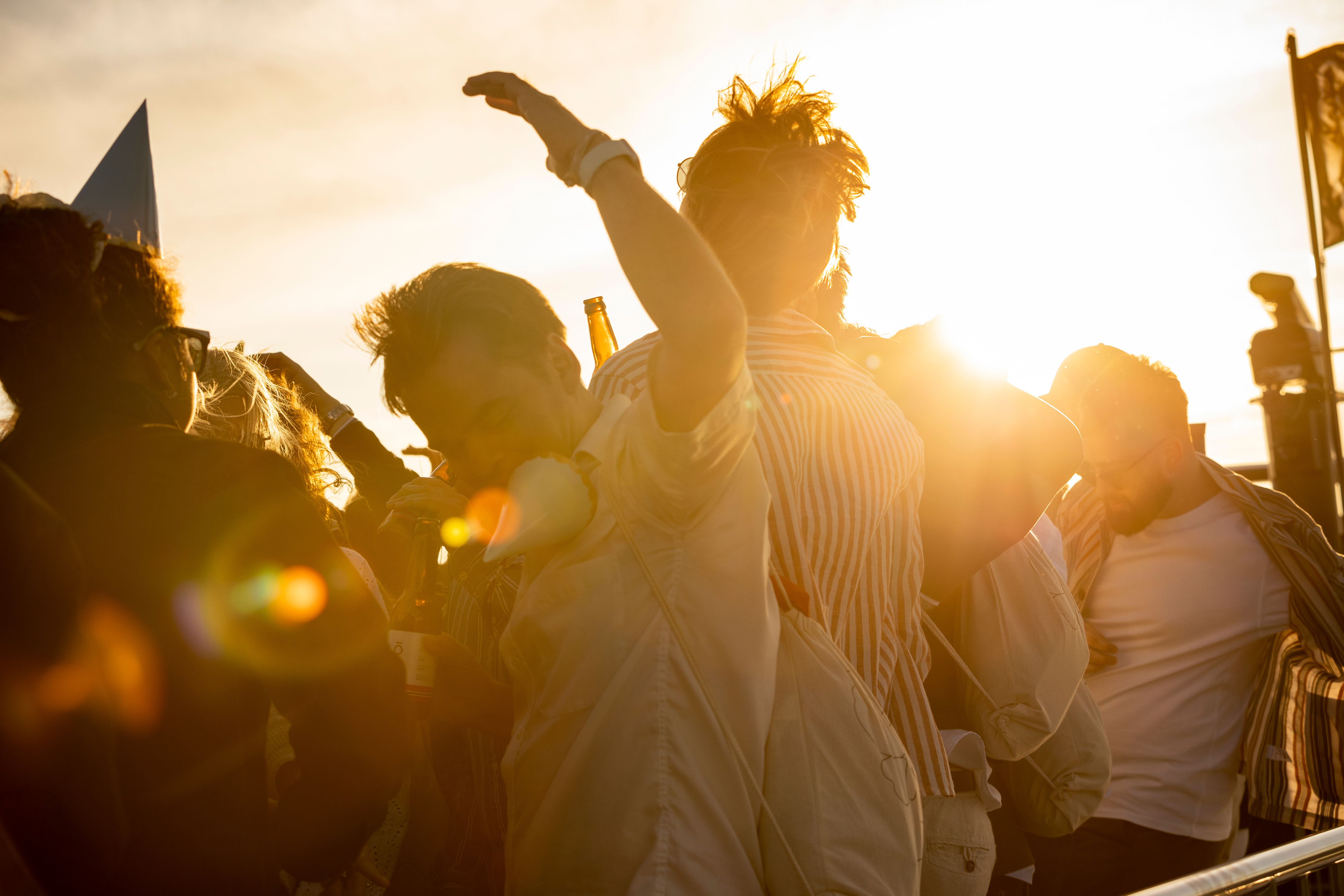 Bekkfest i solnedgang. Foto.