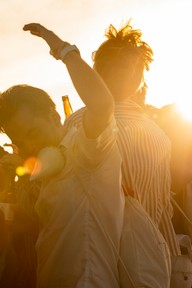 Bekkfest i solnedgang. Foto.