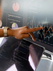 Kode på en skjerm. Foto.