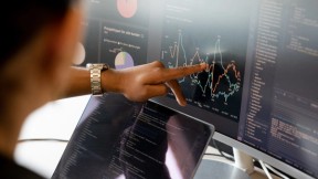 Kode på en skjerm. Foto.