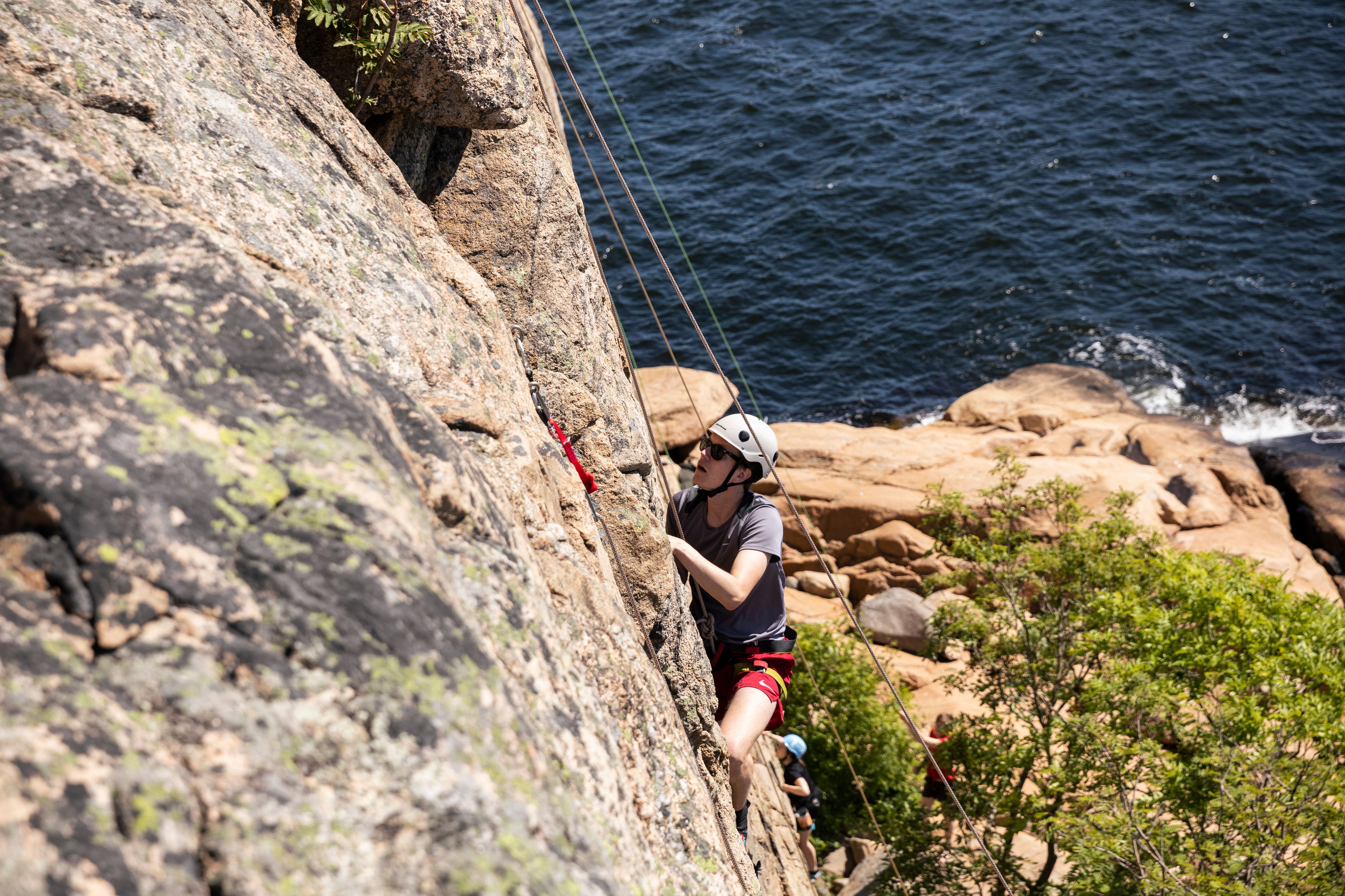 Klatring i natur. Foto.
