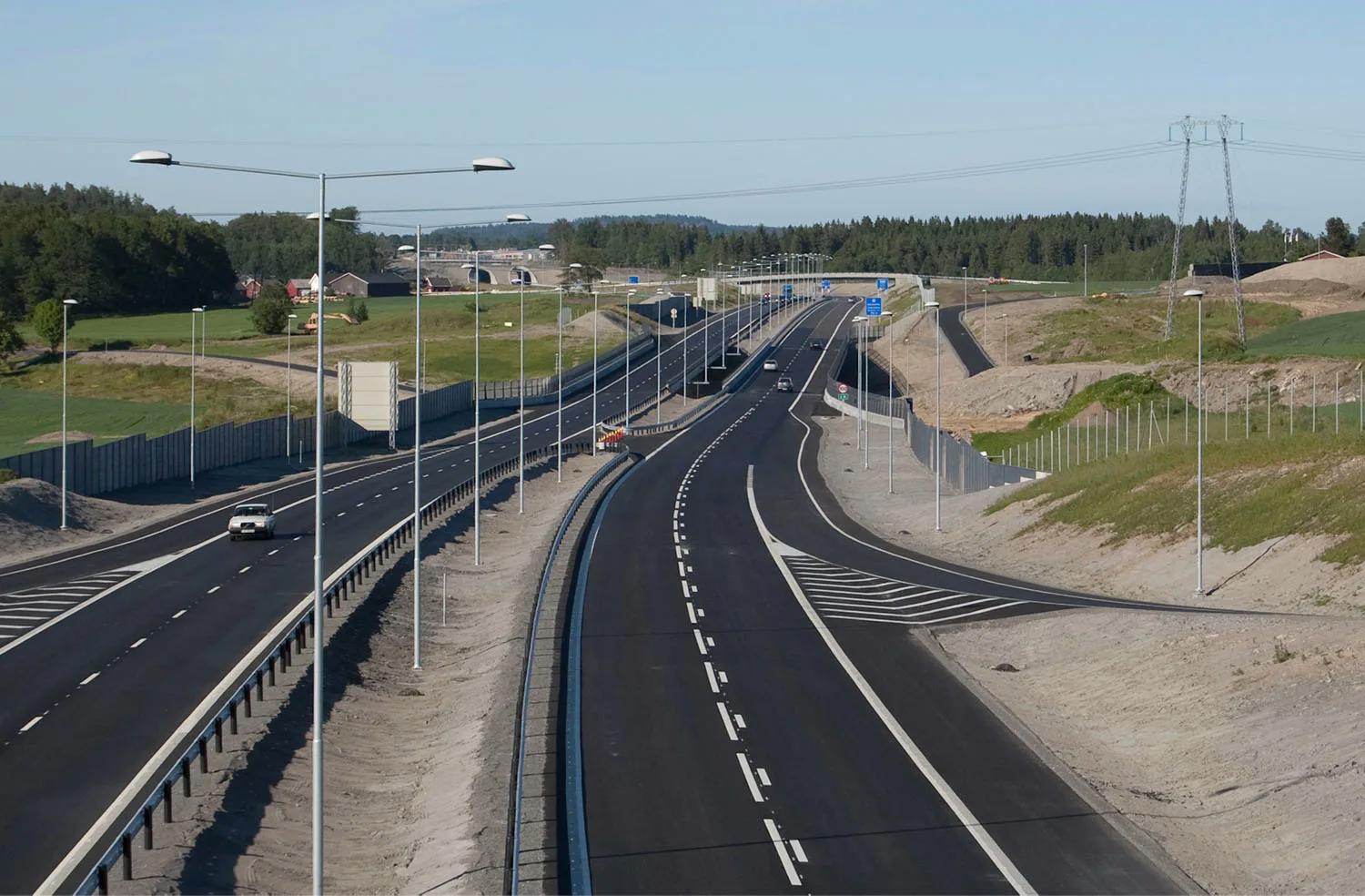 Motorvei med biler kjørende. Foto.