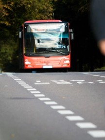 Buss og syklist på vei. Foto. Kreditering: NAF