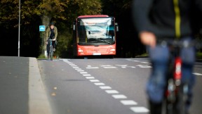 Buss og syklist på vei. Foto. Kreditering: NAF