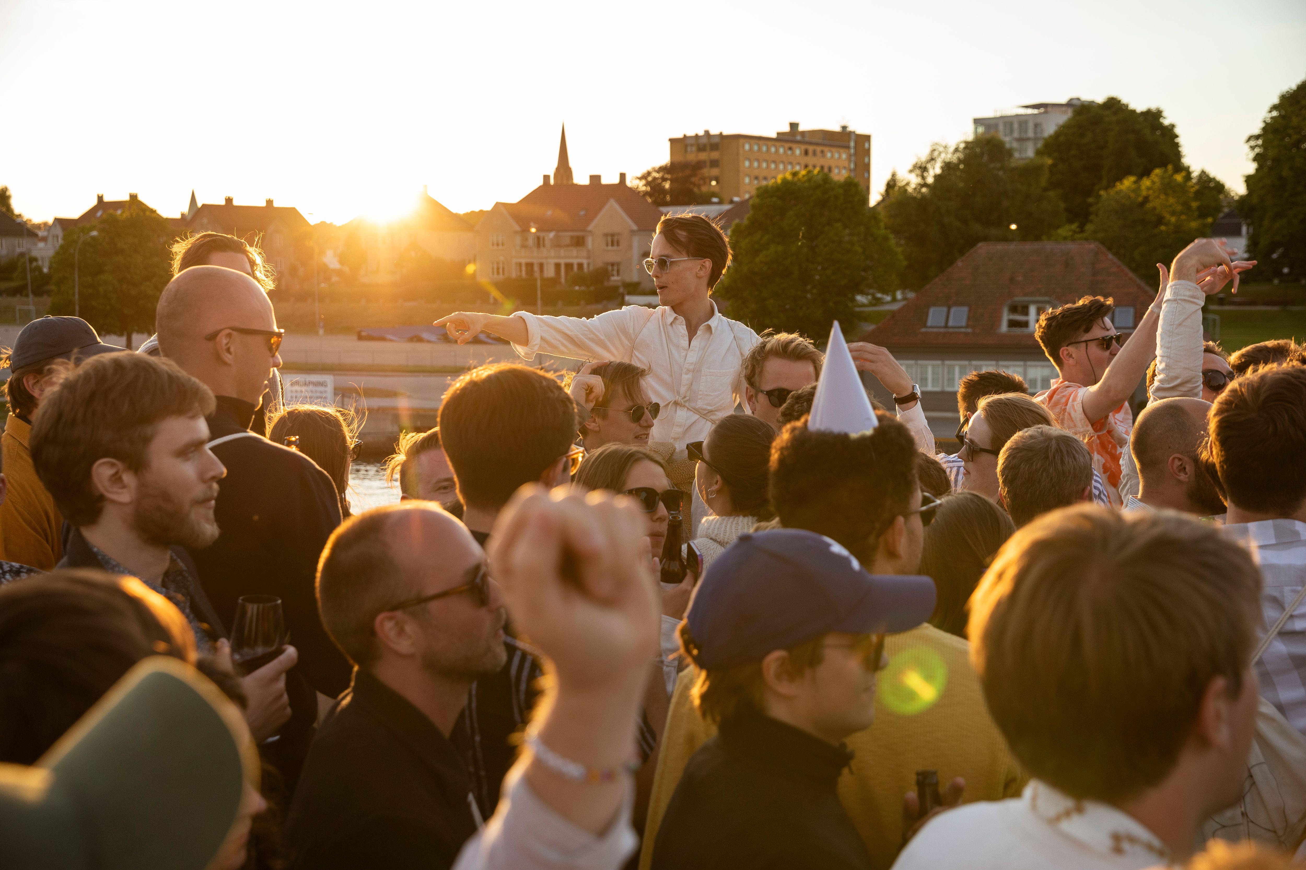 Båttur i solnedgang. Foto.