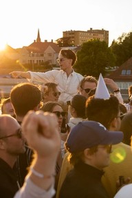 Båttur i solnedgang. Foto.