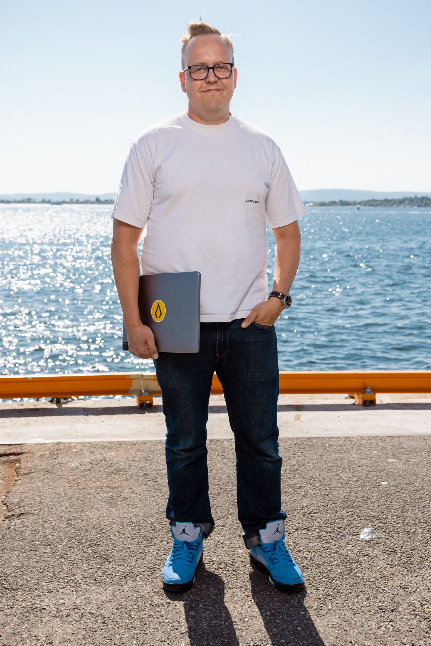 Kristofer viser frem sitt hobbyprosjekt. Foto.