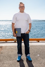 Kristofer viser frem sitt hobbyprosjekt. Foto.