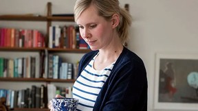 Gravid kvinne foran dataskjerm. Foto.