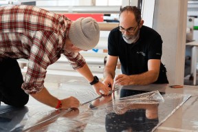 To menn lager installasjonsvegg for Microsoft. Foto.