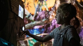 Barn prøver Bekk sin installasjon på Nationalmuseet. Foto.