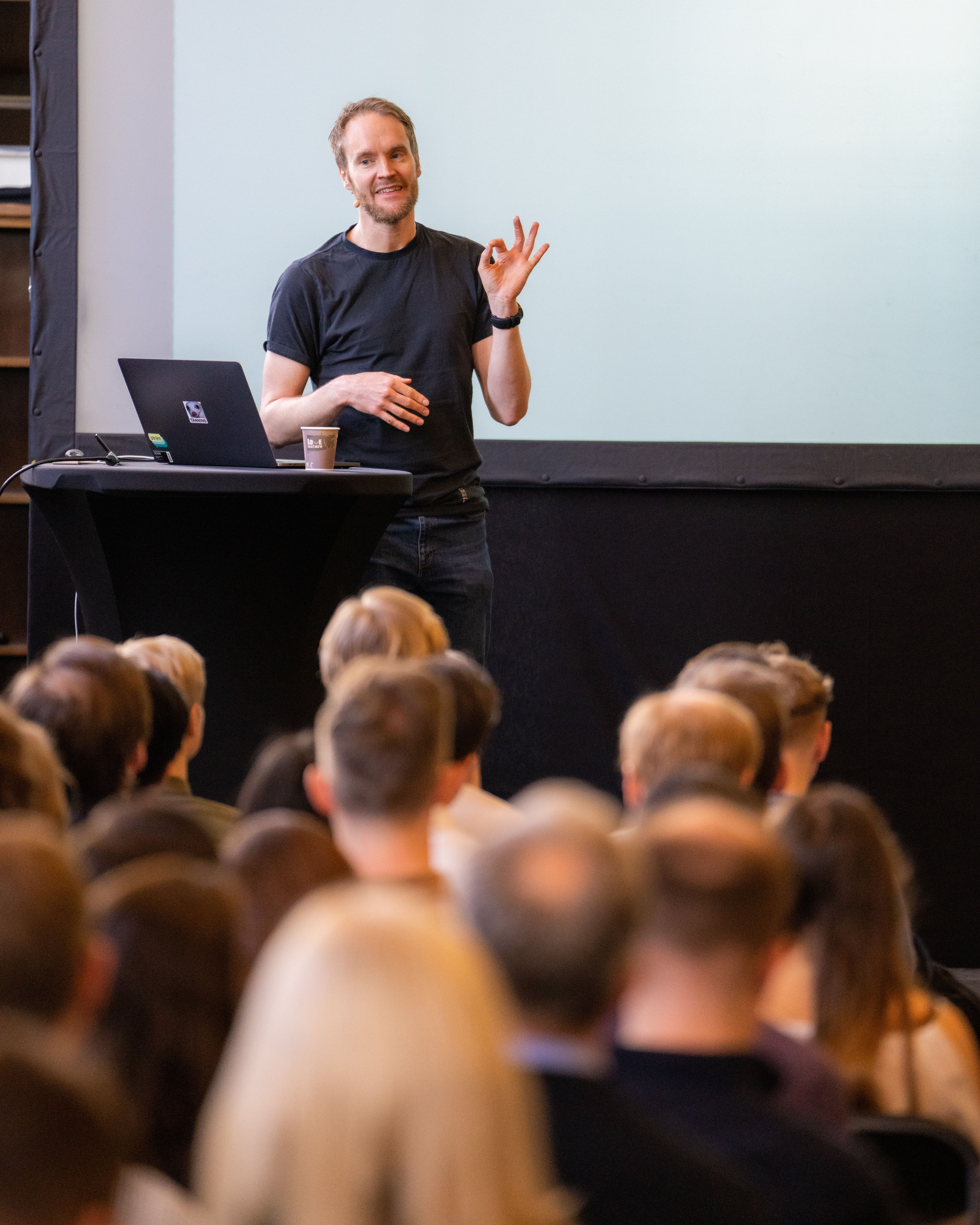 Bekker holder foredrag. Foto.