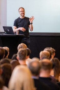 Bekker holder foredrag. Foto.