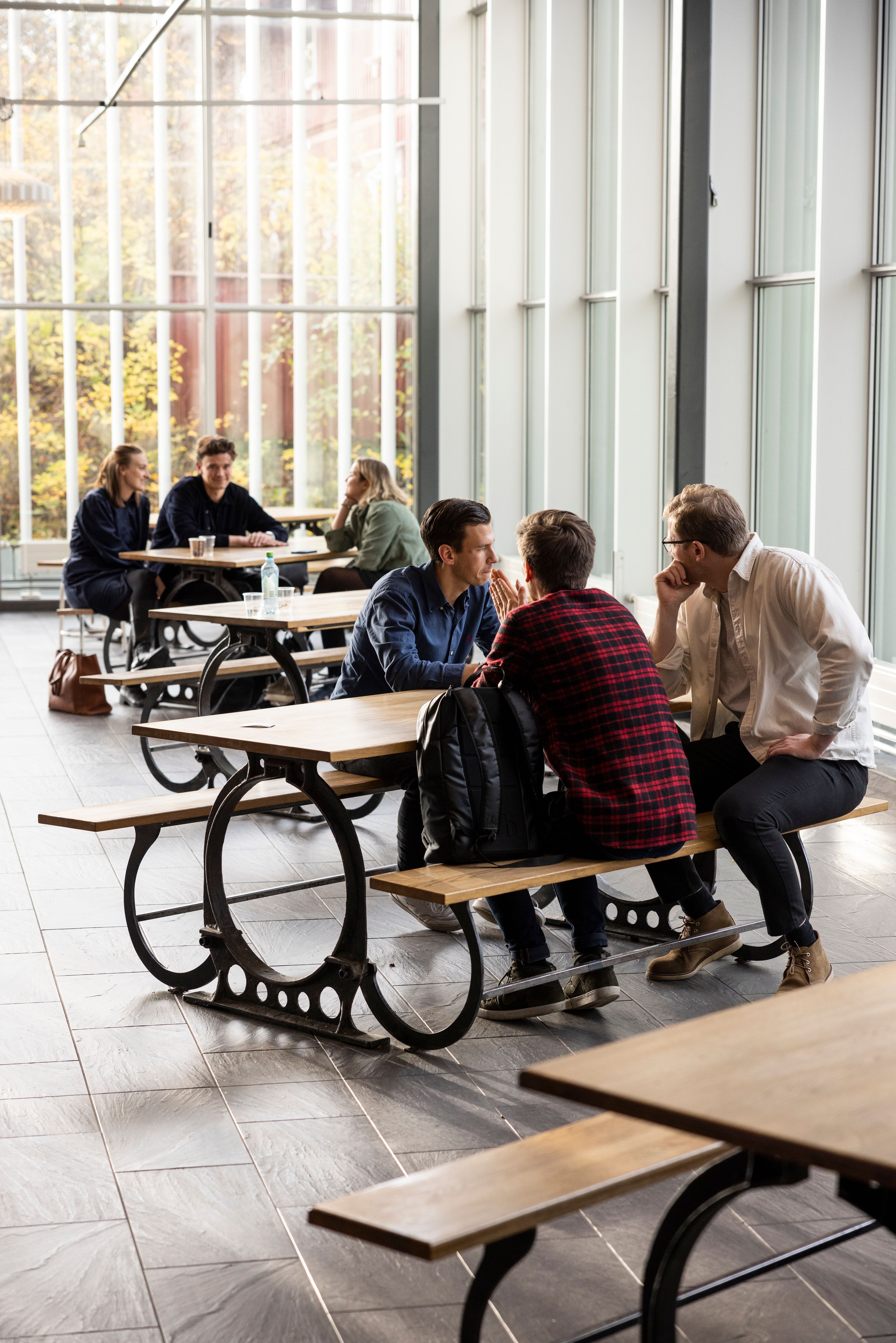 Bekkere i en samtale rundt et bord. Foto.