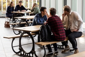 Bekkere i en samtale rundt et bord. Foto.