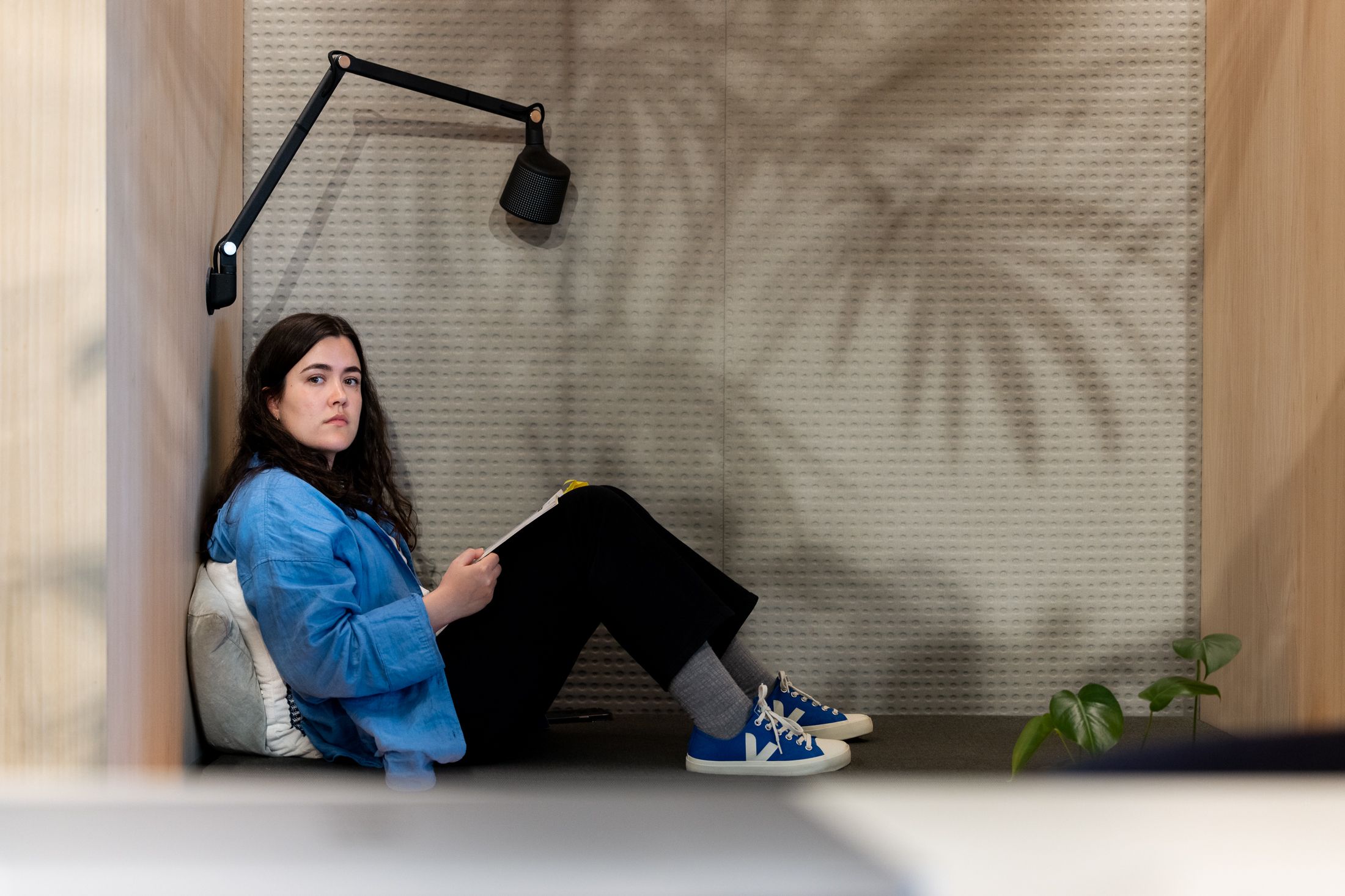 Designer som leser bok. Foto.