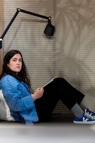 Designer som leser bok. Foto.