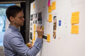 Designer skriver på en vegg. Foto.