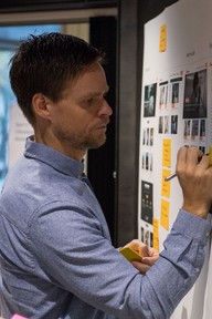 Designer skriver på en vegg. Foto.