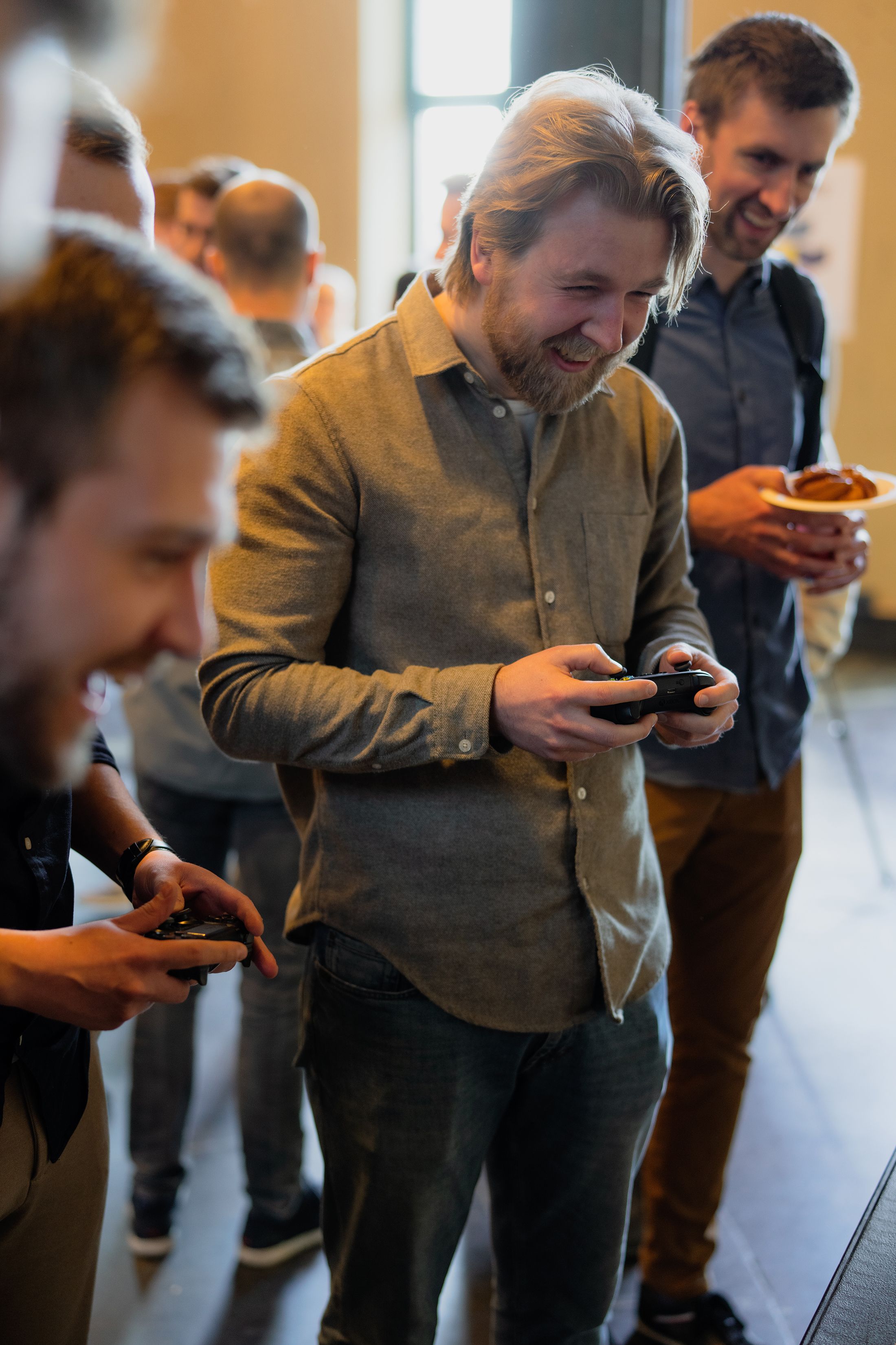 Bekkere spiller på konsoller. Foto.