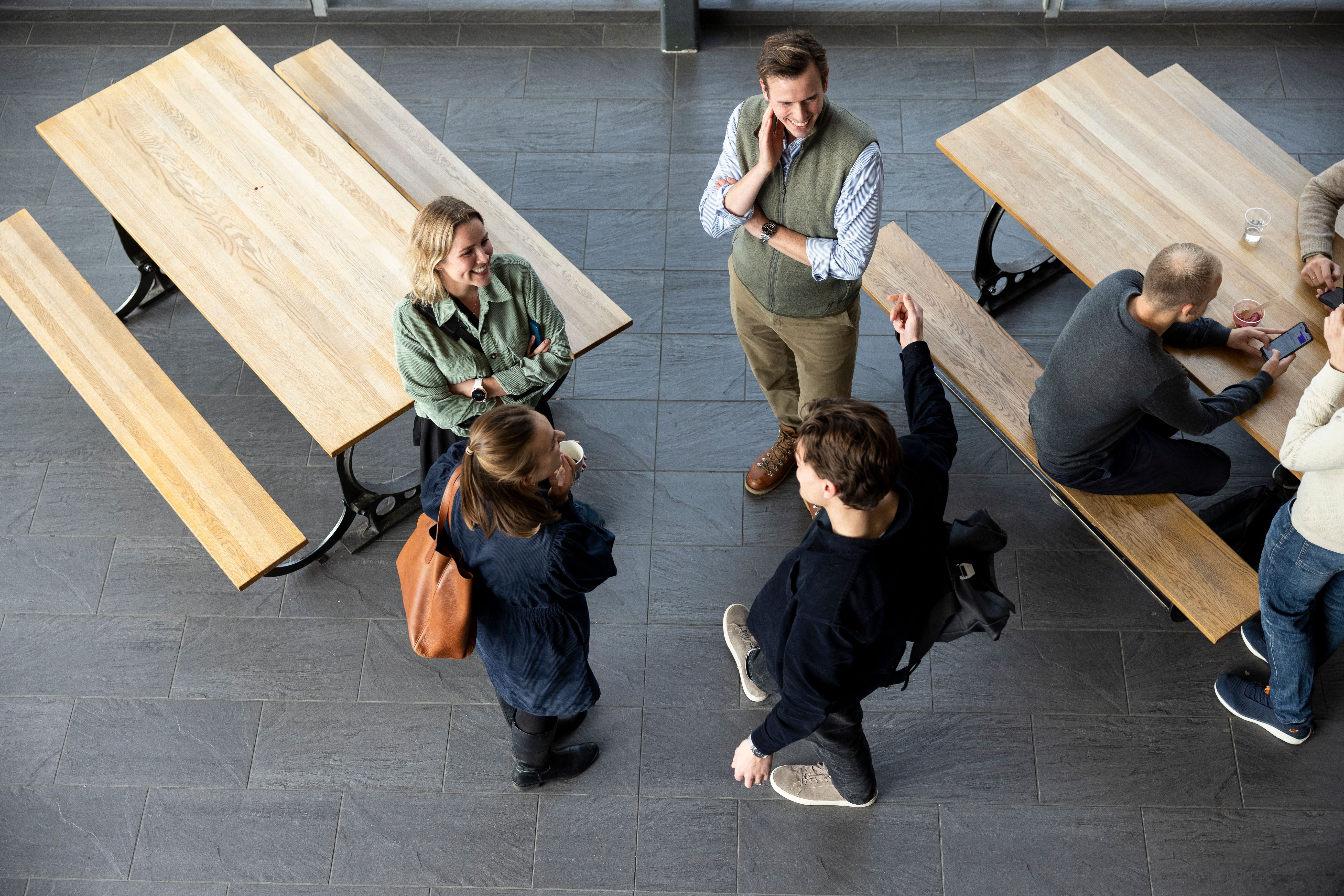 Bekkere har en samtale rundt et bord. Foto.