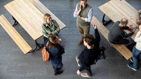 Bekkere har en samtale rundt et bord. Foto.