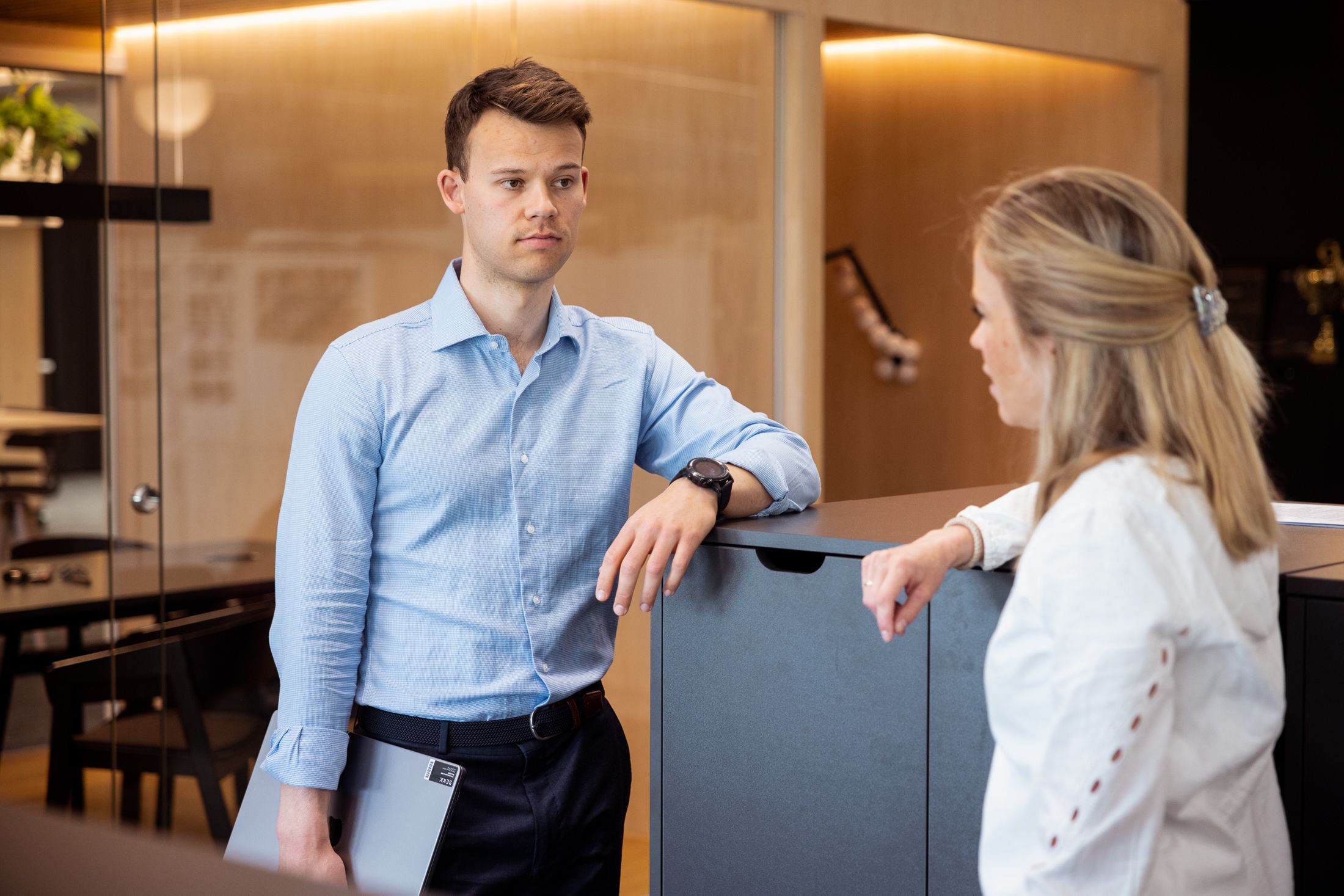 To forretningsrådgivere i en samtale. Foto.