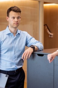 To forretningsrådgivere i en samtale. Foto.