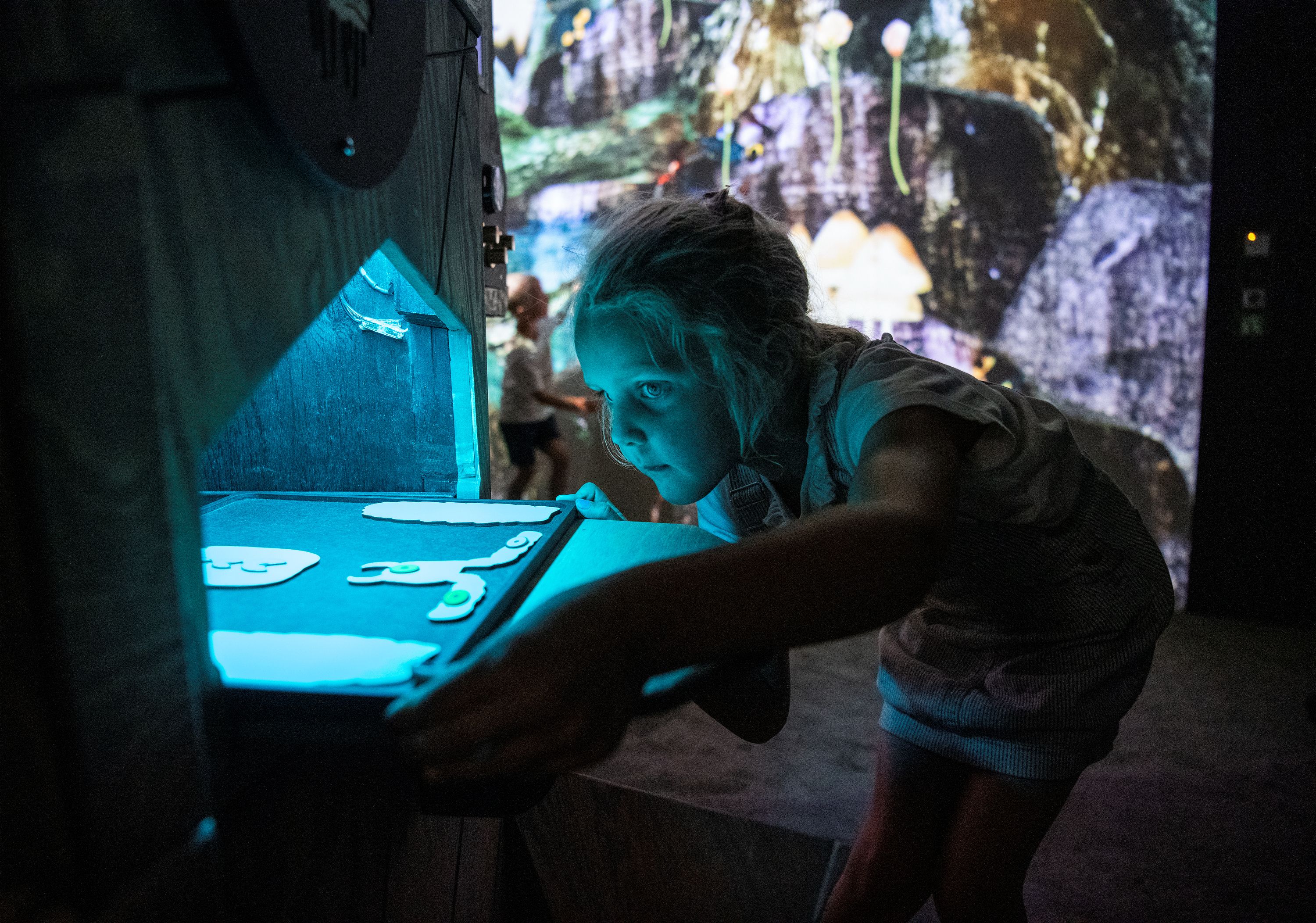 Barn prøver Bekk sin installasjon på Nationalmuseet. Foto.