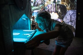 Barn prøver Bekk sin installasjon på Nationalmuseet. Foto.