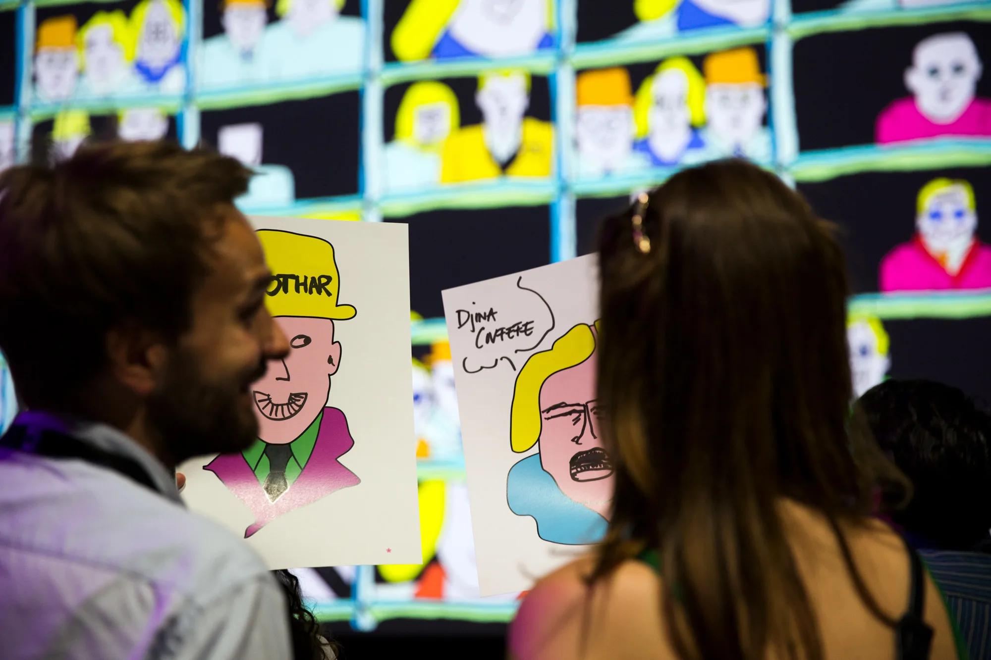 To personer står foran Pushwagner installasjon. Foto.