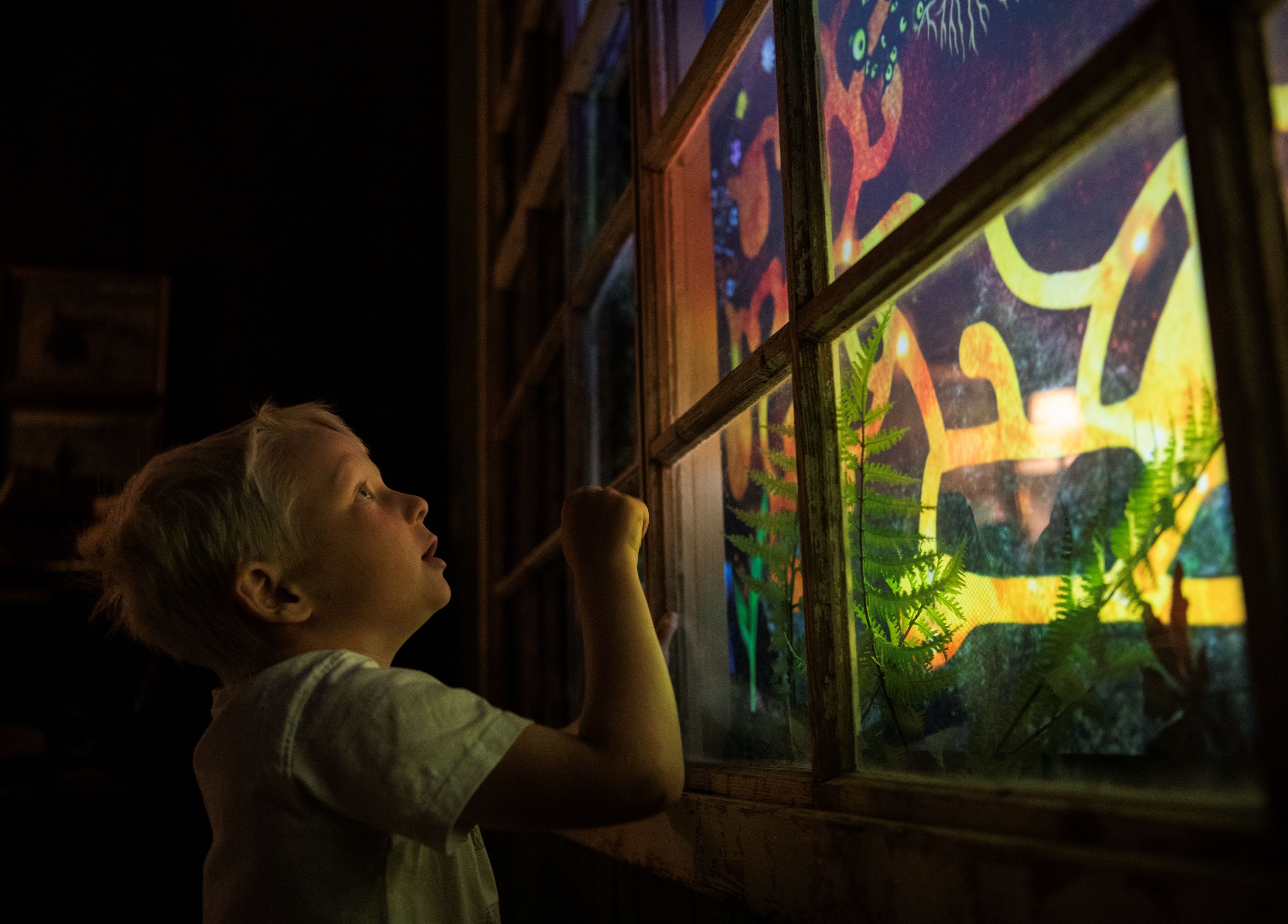 Barn prøver Bekk sin installasjon på Nationalmuseet. Foto.