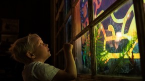 Barn prøver Bekk sin installasjon på Nationalmuseet. Foto.