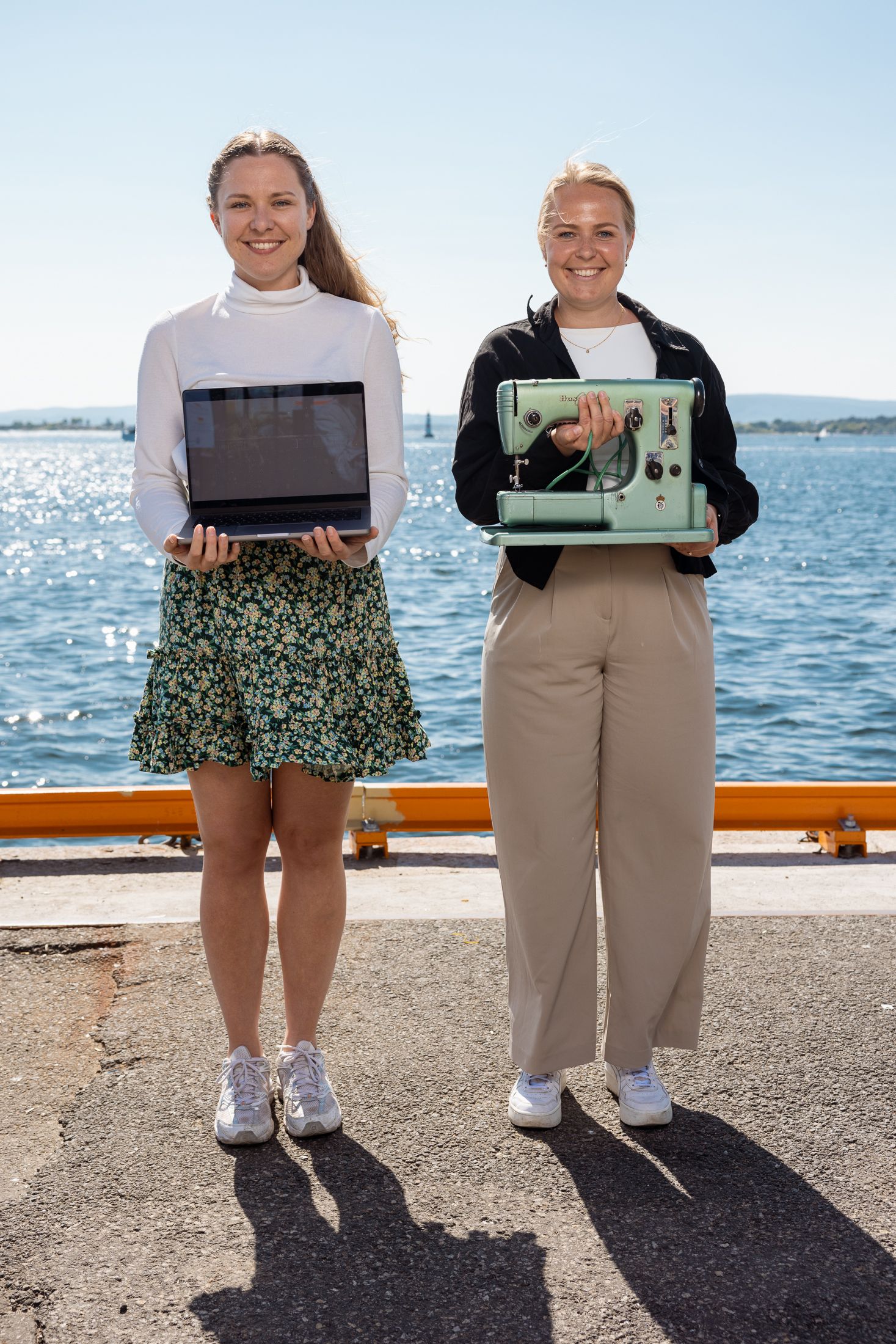 Ragnhild (t.v.) og Guro (t.h.) viser frem sitt hobbyprosjekt. Foto.