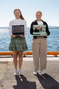 Ragnhild (t.v.) og Guro (t.h.) viser frem sitt hobbyprosjekt. Foto.