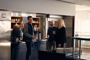 Bekkere foran kaffemaskinen. Foto.