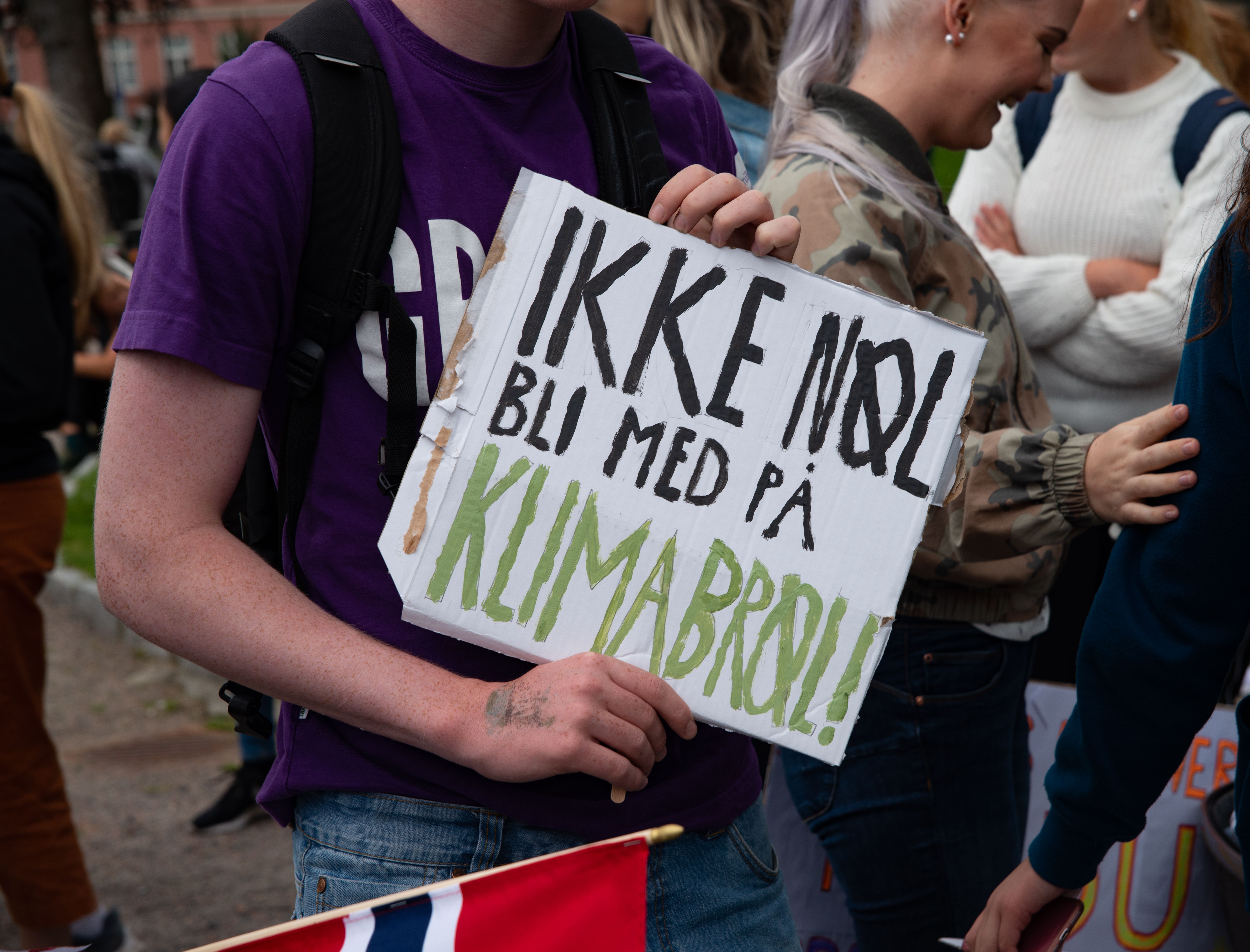 Demonstrant under Klimabrølet i Kristiansand. Foto. Kreditering: Lars Verket