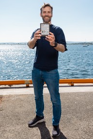 Fredrik viser frem sitt hobbyprosjekt. Foto.