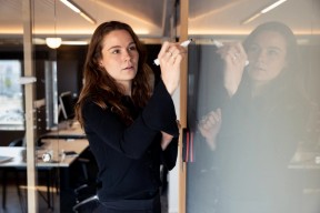 Forretningsrådgiver skriver på tavle. Foto.