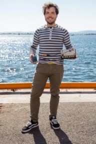 Holger viser frem sitt hobbyprosjekt. Foto.