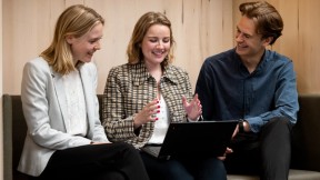 Tre forretningsrådgivere i en samtale. Foto.